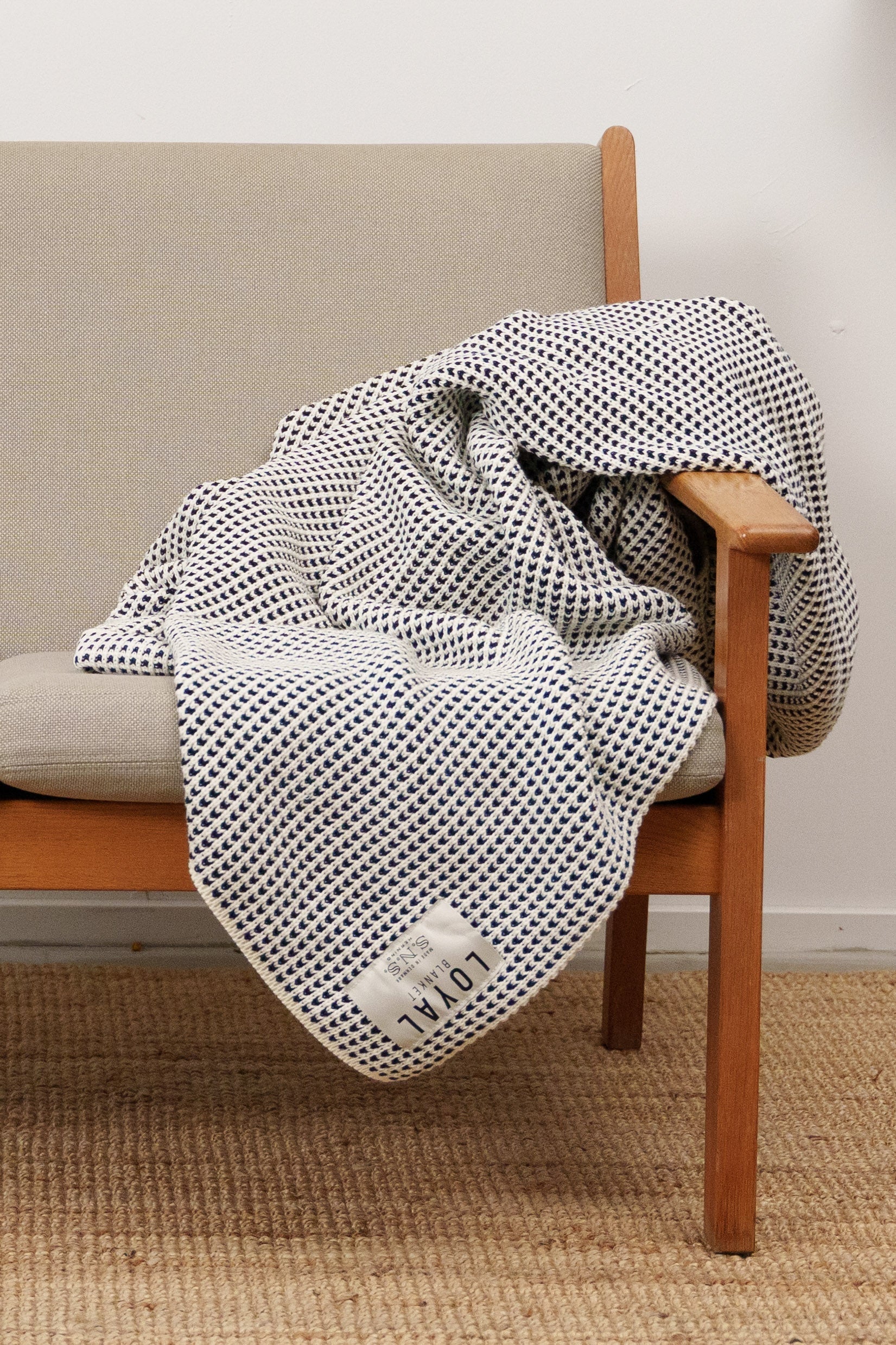 LOYAL blanket, white dark blue - Image 3